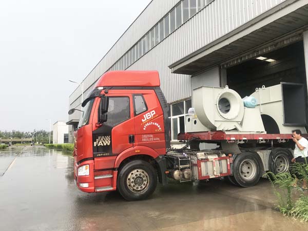 發(fā)往南昌的離心鼓風機現(xiàn)場