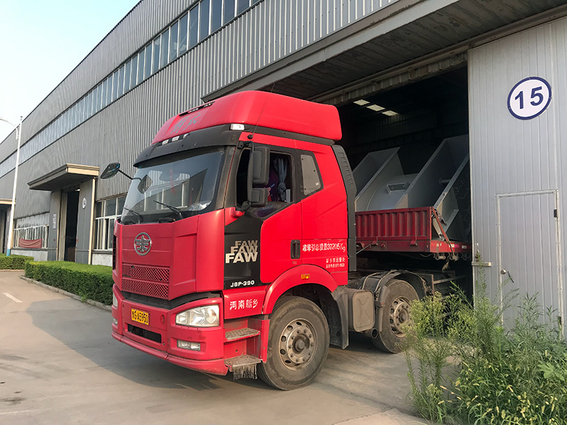 發(fā)往西安窯廠配套節(jié)能風機發(fā)車現場